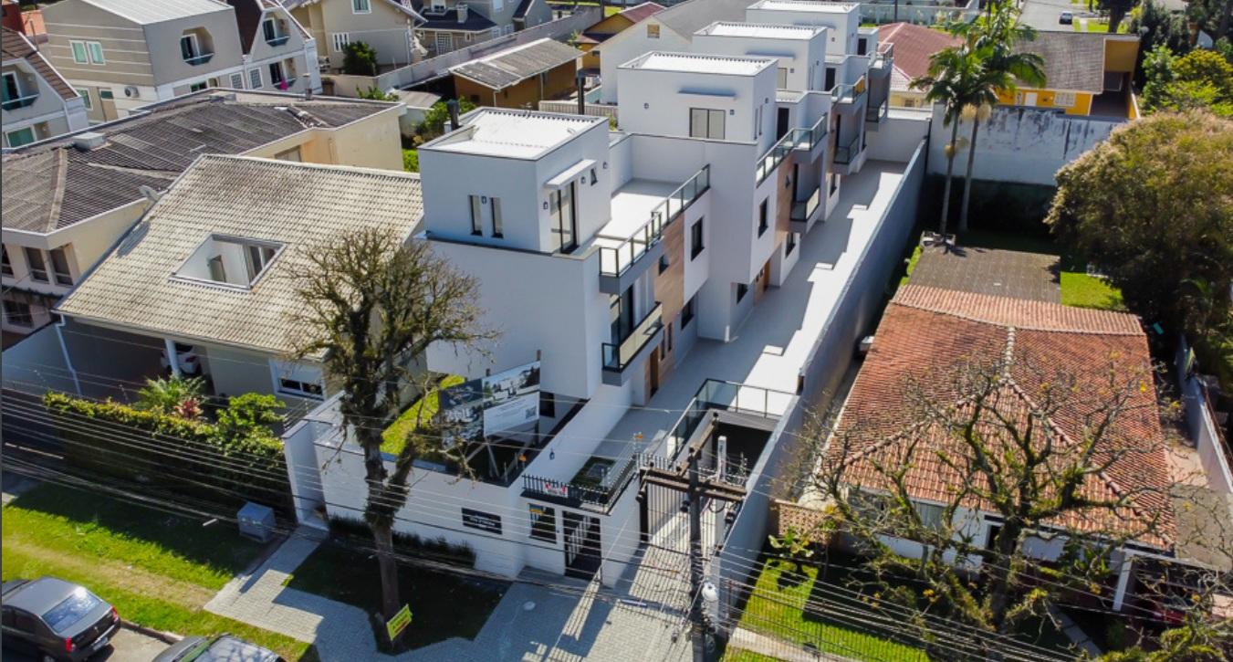 Sobrado à venda com 3 quartos, 179m² - GUABIROTUBA,Curitiba