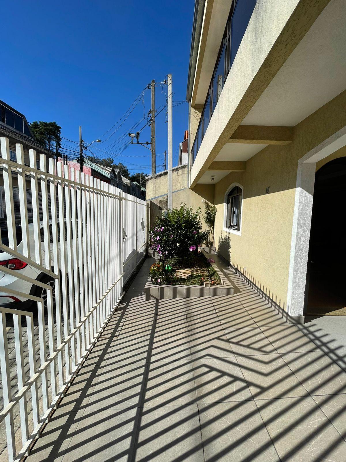 Sobrado à venda com 3 quartos, 235m² - SITIO CERCADO,Curitiba
