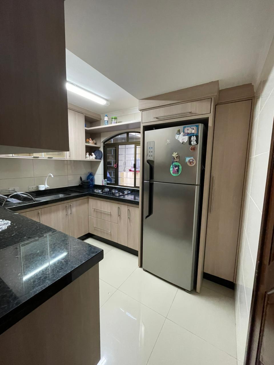 Sobrado à venda com 3 quartos, 235m² - SITIO CERCADO,Curitiba